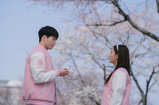 Karakternya, Eun Ho, ditaksir banyak wanita karena pesonanya sebagai atlet kendo di kampus. Termasuk Jisoo BLACKPINK yang masuk ke dunia virtual sebagai mahasiswi baru. Foto: dok. Netflix