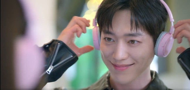 Sorotan mata Seo Kang Joon seolah menghipnotis penonton. Sang aktor memang terlahir dengan bola mata berwarna hazel bak pakai softlens, kondisi yang cukup langka di Korea Selatan. Foto: dok. Netflix