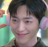 Sorotan mata Seo Kang Joon seolah menghipnotis penonton. Sang aktor memang terlahir dengan bola mata berwarna hazel bak pakai softlens, kondisi yang cukup langka di Korea Selatan. Foto: dok. Netflix