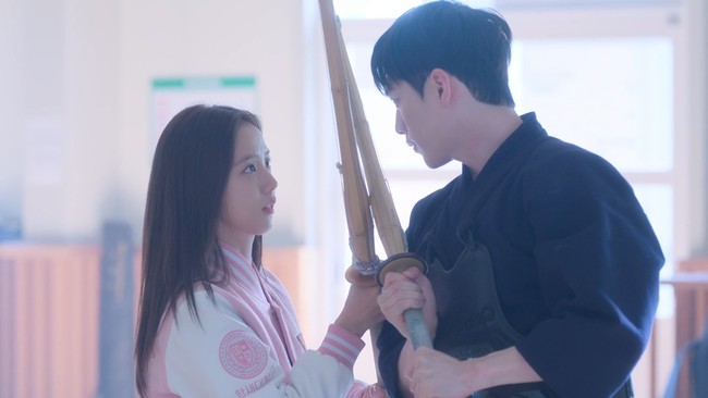 “Ya ampun tatapannya…” “Dia terlihat begitu tampan seperti AI,” “Kalian harus nonton drama ini. Dia terlihat sangat cocok dengan Jisoo. Benar-benar worth it ditonton,” komentar sejumlah netizen di forum komunitas Korea. Foto: dok. Netflix