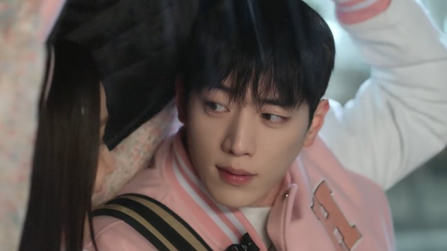 Seo Kang Joon viral jadi perbincangan setelah tampil sebagai pacar Jisoo BLACKPINK di drama Korea Boyfriend on Demand. Foto: dok. Netflix