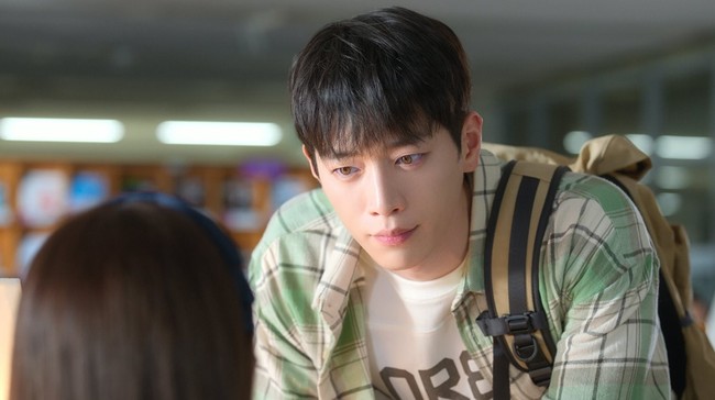 Banyak netizen yang berharap Seo Kang Joon lebih banyak menerima tawaran akting. Wajah tampannya sukses bikin meleleh. Foto: dok. Netflix