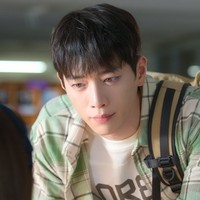 Banyak netizen yang berharap Seo Kang Joon lebih banyak menerima tawaran akting. Wajah tampannya sukses bikin meleleh. Foto: dok. Netflix