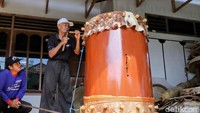 Profesi sebagai tukang servis bedug sudah ia jalani sejak 2008. Sebelumnya, ia bekerja sebagai tukang kayu. Namun karena pesanan mulai sepi, ia mencoba memperbaiki bedug milik masjid di sekitar rumahnya.