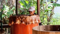 Rumah sederhana miliknya hampir tak pernah sepi dari bedug yang datang untuk diperbaiki. Pesanan bahkan datang dari berbagai daerah di Ponorogo.