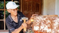 Tak disangka, keahliannya justru semakin dikenal dan membuatnya rutin menerima pesanan setiap Ramadan.