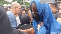 Sheila Dara datang ke pemakaman Vidi Aldiano memakai pakaian biru tua dengan pashmina berwarna sama. (Foto: Muhammad Ahsan Nurrijal)