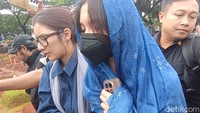 Sepanjang prosesi pemakaman Vidi Aldiano berlangsung, Sheila Dara tampak berusaha sangat kuat. Ia juga menyambut para pelayat yang datang terus-menerus. (Foto: Muhammad Ahsan Nurrijal)