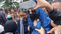 Sheila Dara berupaya tegar, namun tergambar sangat jelas di wajahnya ada duka mendalam. Kesedihan itu tak bisa disembunyikan meskipun wajahnya tertutup oleh masker hitam. (Foto: Muhammad Ahsan Nurrijal)