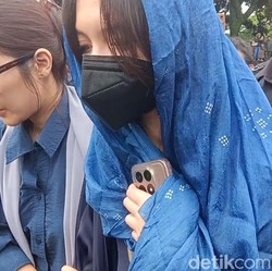 Ketegaran Sheila Dara Aisha di Pemakaman Vidi Aldiano