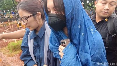 Ketegaran Sheila Dara Aisha di Pemakaman Vidi Aldiano