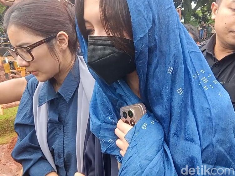 Sheila Dara Tegar Lihat Vidi Aldiano Dimakamkan