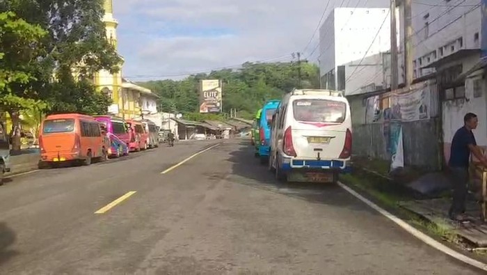 Sopir Elf di Cianjur mogok jalan hingga sweeping travel gelap