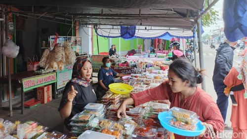 Suasana pedagang takjil di Pasar Ramadhan yang terletak di sepanjang Jalan Semangka, Lingkungan Terusan, Kelurahan Loloan Barat, Kecamatan Jembrana, Minggu (8/3/2026). (I Putu Adi Budiastrawan/detikBali).