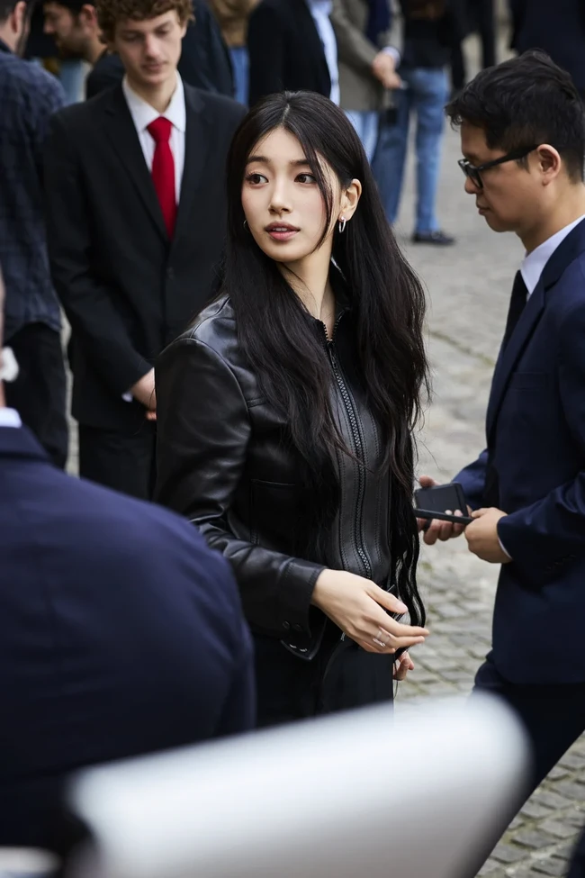 “Wah, dia memang sudah cantik, tapi entah kenapa dia semakin cantik lagi,” “Wajahnya begitu cantik, melihatnya membuatku bahagia,” komentar sejumlah penggemar di forum komunitas Korea. Foto: dok. X