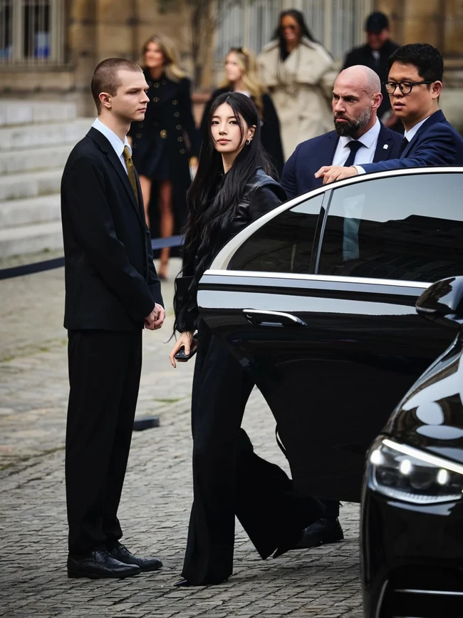 Kali ini, sang aktris tampil solo tanpa dua rekannya Park Bo Gum dan V BTS, yang juga berstatus global ambassador CELINE. Foto: dok. X