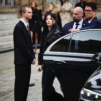 Kali ini, sang aktris tampil solo tanpa dua rekannya Park Bo Gum dan V BTS, yang juga berstatus global ambassador CELINE. Foto: dok. X