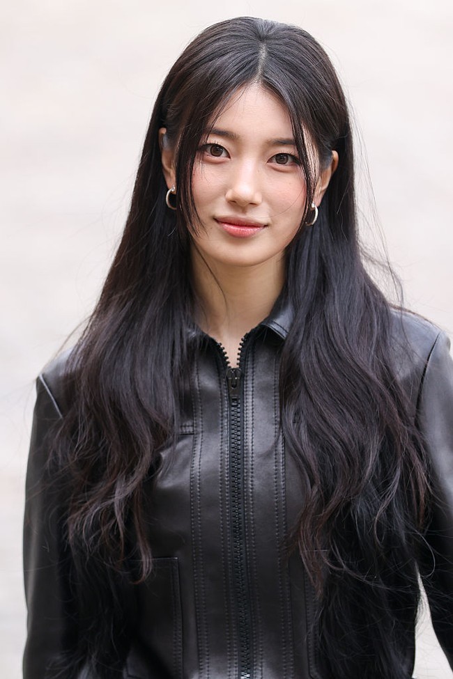 Tak sedikit fansite Suzy yang datang untuk memberikan dukungan dan melihatnya dari dekat di Paris. Foto: dok. X