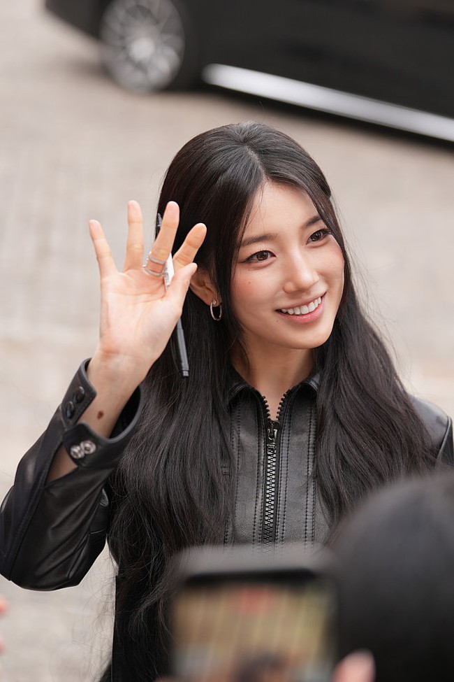 Suzy kembali menjadi magnet di peragaan busana CELINE selama Paris Fashion Week 2026. Foto: dok. X