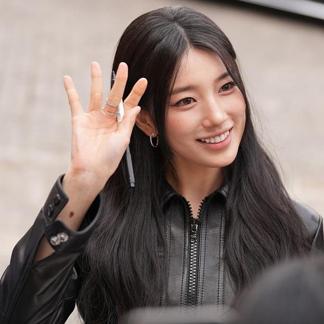 Visualnya Legendaris, Suzy Jadi Magnet di CELINE Paris Fashion Week 2026