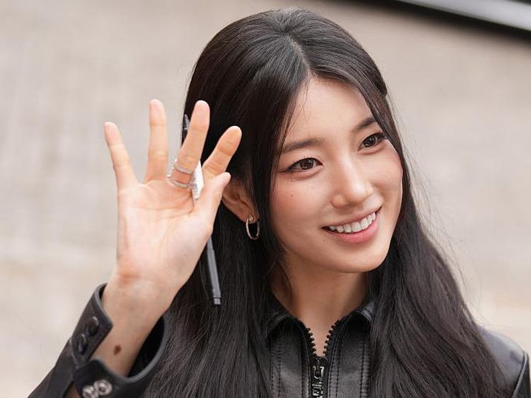 Visualnya Legendaris, Suzy Jadi Magnet di CELINE Paris Fashion Week 2026