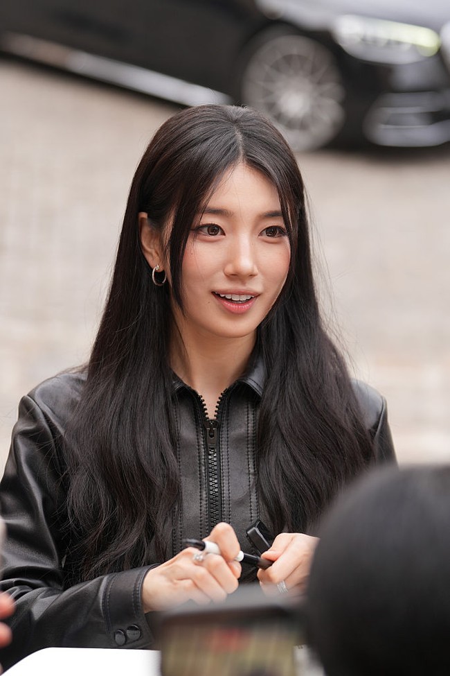 Kecantikan Suzy dianggap legendaris. Banyak netizen Korea menyorot bahwa ia tak banyak berubah sejak kecil, “sudah terlahir cantik.” Foto: dok. X