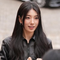 Kecantikan Suzy dianggap legendaris. Banyak netizen Korea menyorot bahwa ia tak banyak berubah sejak kecil, “sudah terlahir cantik.” Foto: dok. X