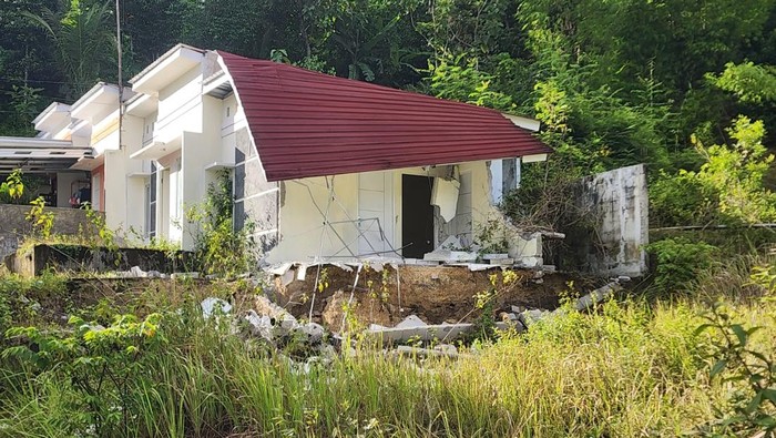 BPBD Kabupaten Bantul akan menggandeng Universitas Gadjah Mada (UGM) untuk melakukan pengecekan di lokasi tanah gerak di Guwo, Bantul. 