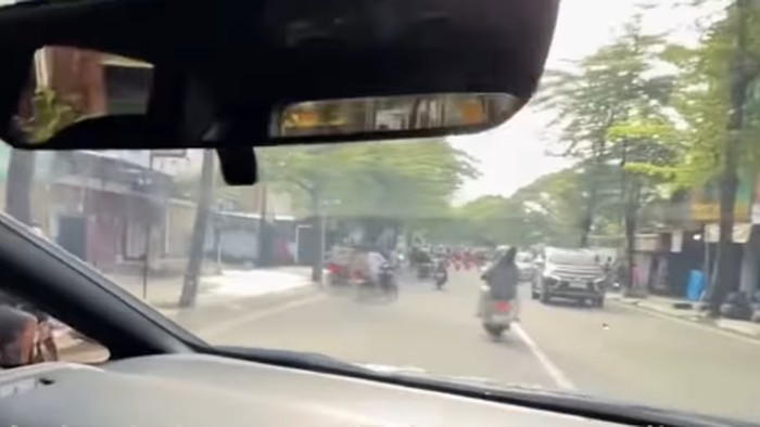 Tangkapan layar rekaman Sahruddin Said saat diadang remaja perang senjata mainan di Jalan Andi Djemma Makassar.