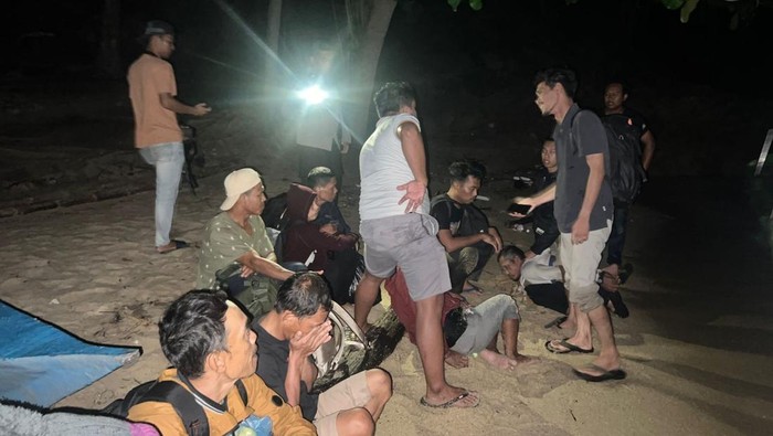 Tim KP Beo-5013 Korpolairud Baharkam Polri mengamankan sejumlah PMI ilegal yang hendak diberangkatkan ke Malaysia melalui Pantai Sambau, Nongsa, Batam. (Dok KP Beo-5013)