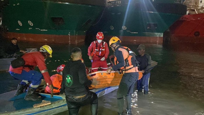 Tim SAR gabungan mengevakuasi ABK tugboat ASL Mega, Yusuf Tangkil (57), yang ditemukan selamat setelah terjebak selama tiga hari di dalam kapal yang terbalik di perairan Batam.(Dok Tim SAR)