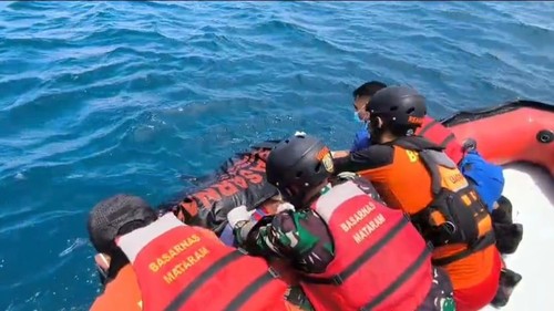 Tim SAR Mataram saat melakukan evakuasi nelayan asal Sanur, Denpasar di perairan Senggigi, Lombok pada Minggu (8/3/2026). (Dok. Tim SAR Mataram)