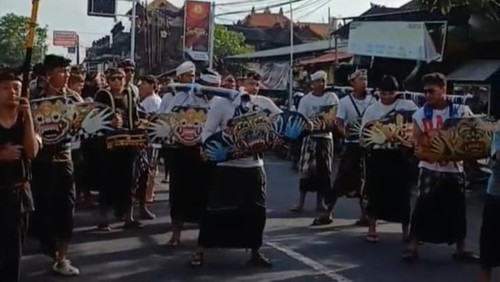 Tradisi Tek-Tekan Nangkluk Merana menjelang Hari Raya Nyepi di Desa Adat Kediri, Tabanan, Bali. (Foto: Dok. Istimewa)