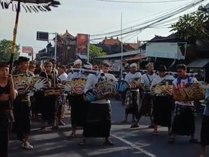Tradisi Tek-Tekan Nangkluk Merana Jelang Nyepi di Kediri Tabanan