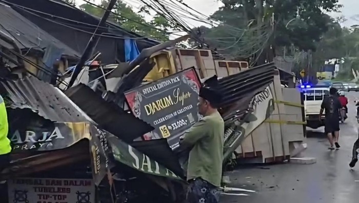 Sebuah truk menabrak sebuah warung dan tiga unit motor di Jalan Raya Bogor-Ciawi-Sukabumi (Bocimi) Kecamatan Cigombong, Kabupaten Bogor. (dokumen istimewa)