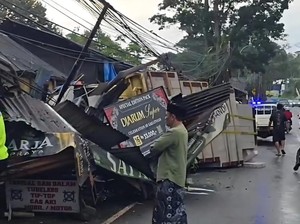Gegara Sopir Mengantuk, Truk Muatan Hebel Tabrak Warung dan 3 Motor di Bogor