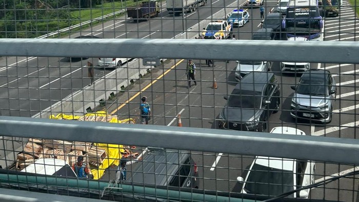 Truk muat tomat terguling bikin Jalan Tol Sidoarjo-Surabaya merambat
