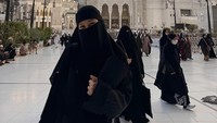 Vanesha Prescilla tampil serba hitam plus cadar di wajahnya saat berada di Tanah Suci. (Foto: dok Instagram vaneshaass)