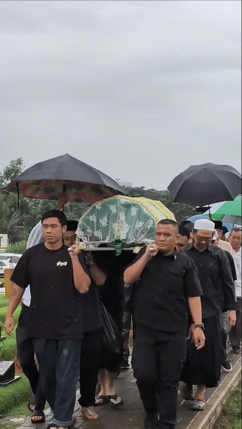 Video Vidi Aldiano Dimakamkan di TPU Tanah Kusir, Sejumlah Pesohor Hadir