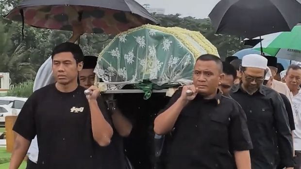 Video Vidi Aldiano Dimakamkan di TPU Tanah Kusir, Sejumlah Pesohor Hadir