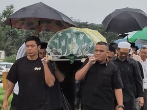 Tangis dan Hujan Antar Vidi Aldiano ke Peristirahatan Terakhir