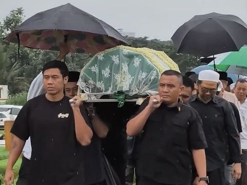 Video Vidi Aldiano Dimakamkan di TPU Tanah Kusir, Sejumlah Pesohor Hadir
