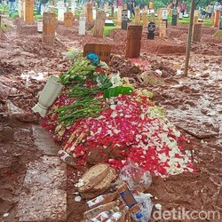 Hujan Iringi Pemakaman Vidi Aldiano