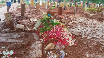 Hujan Iringi Pemakaman Vidi Aldiano