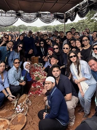 Rekan, sahabat, dan keluarga Vidi Aldiano di pemakaman TPU Tanah Kusir pada Minggu (8/3/2026).