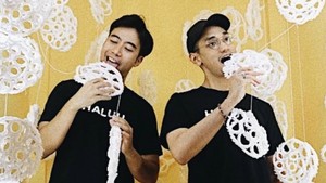 Senyummu paling lebar hari ini, masyaallah, tulis Afgan mengenang pertemuan terakhirnya dengan Vidi Aldiano di rumah duka.(Foto: dok. Instagram @afgan__)