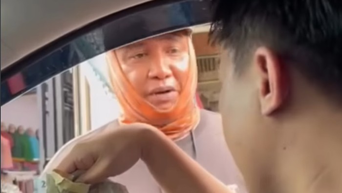 Viral jukir patok tarif parkir Rp 10 ribu di Jalan Laiya, Makassar.