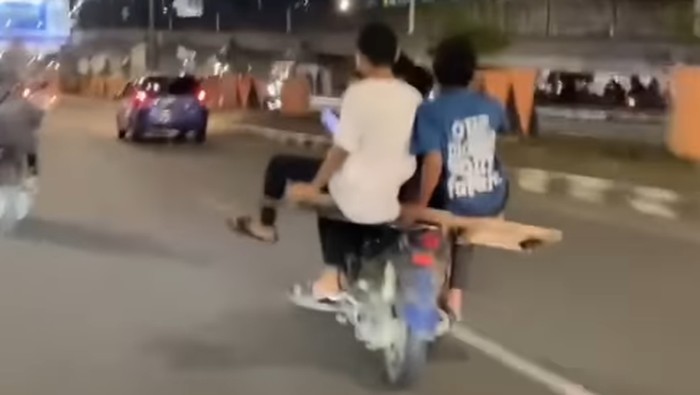 Viral remaja bonceng 5 ugal-ugalan di Jalan AP Pettarani Makassar.