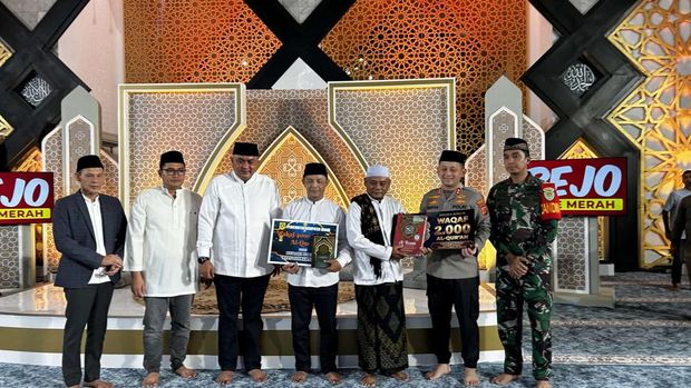 Jajaran kepolisiam patungan wakafkan Alquran.