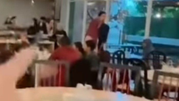 Wanita curhat booking paket bukber VIP di Hotel MaxOne malah diberi meja biasa.